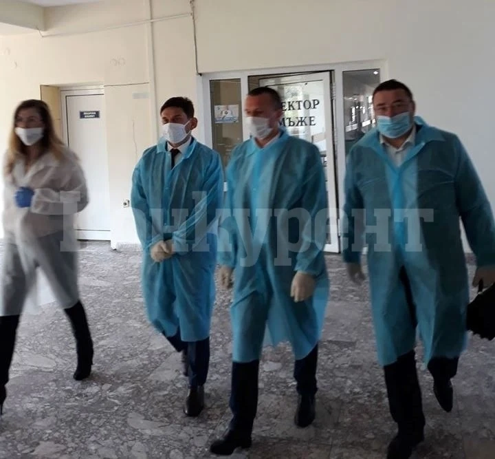 Делян Пеевски направи дарение на Болницата в Свищов за борбата с COVID-19