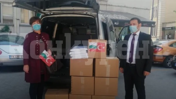 Турското консулство дари защитни костюми за „Спешна помощ“