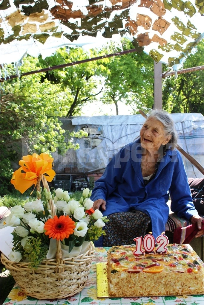 Баба София от Гложене стана на 102 г. Поздрави я кметът на Козлодуй