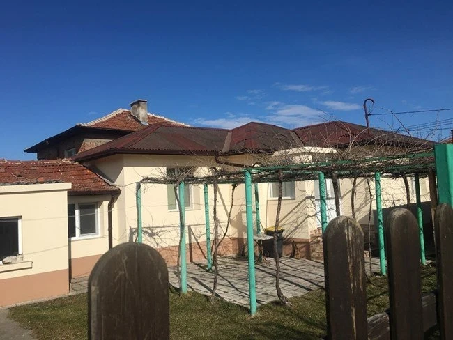 Крадци свалиха дограмата от къща в Търнава