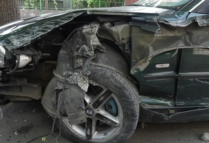 Автомобил отнесе разделителната ограда на \