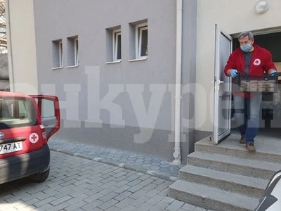 Набиха ромски лидер в Русе, мамел с хранителни пакети от БЧК