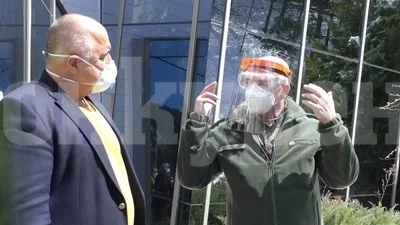Д-р Мутафчийски жив, по бяла риза, до Борисов в контраатака срещу \
