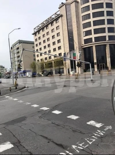 Светофар се скърши в средата на оживено кръстовище в София