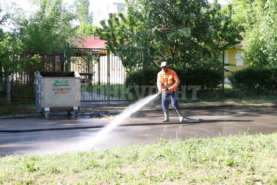 Дезинфекцира се улицата пред видинския социален център, в който има заразени с коронавирус