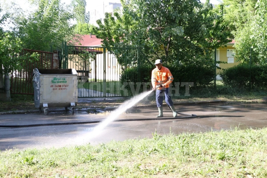 Дезинфекцира се улицата пред видинския социален център, в който има заразени с коронавирус