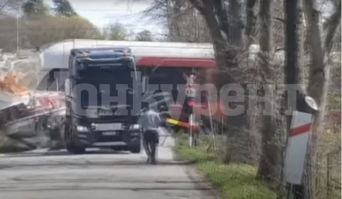 Страховит инцидент: Пътнически влак помете камион с лодка ВИДЕО