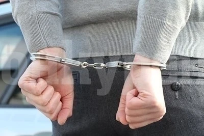 Задържаха двама за отравяне на 10 румънци с фалшив спирт