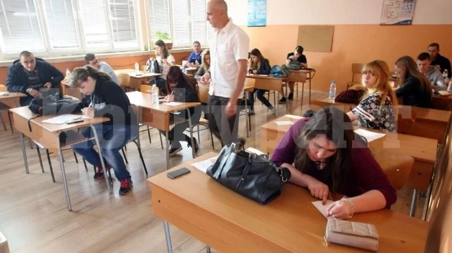 Важно за учениците! Вижте кои теми изпадат от изпитите тази година!