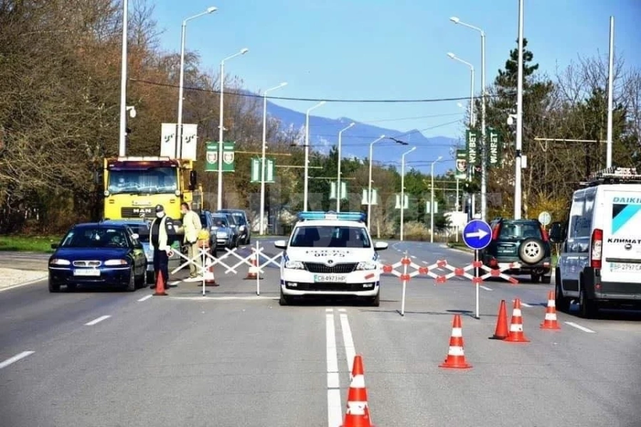В полунощ премахват КПП-та във Враца