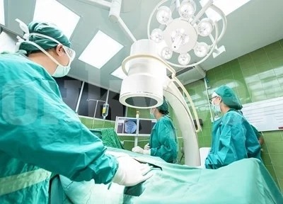 Момченцето, полетяло от 3-тия етаж, е в тежко състояние, оперират го