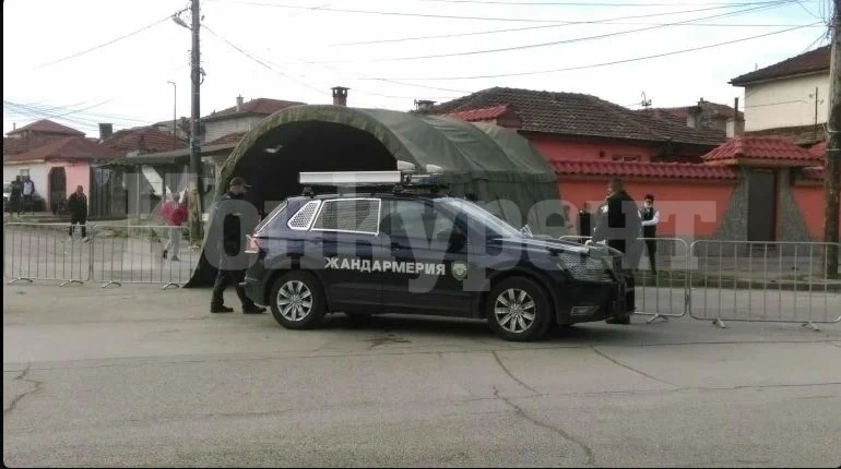 Пак безчинство: Луд купон се вихри в блокирания ромски квартал на Ямбол СНИМКИ