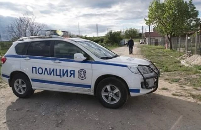 След лудо преследване! Млад мъж замеря с чук униформени, опитали се да го закопчаят