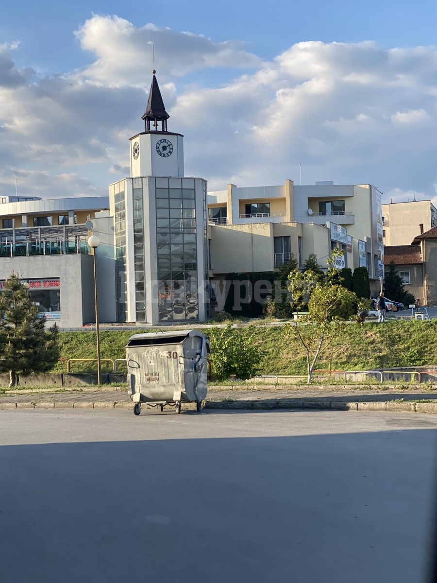 Докато в Мездра чакат за откриването на нов хотелски комплекс, ДНСК готви багерите да го събори СНИМКИ