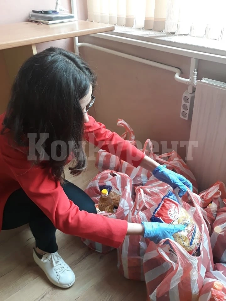 Наше училище подпомогна с хранителни пакети учениците си