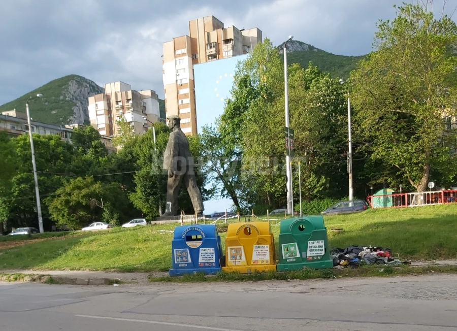 Затрупаха с боклуци контейнери за разделно събиране на отпадъци