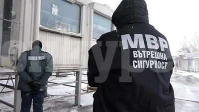 Домашен арест за 3-ма от митничарите, задържани на Калотина