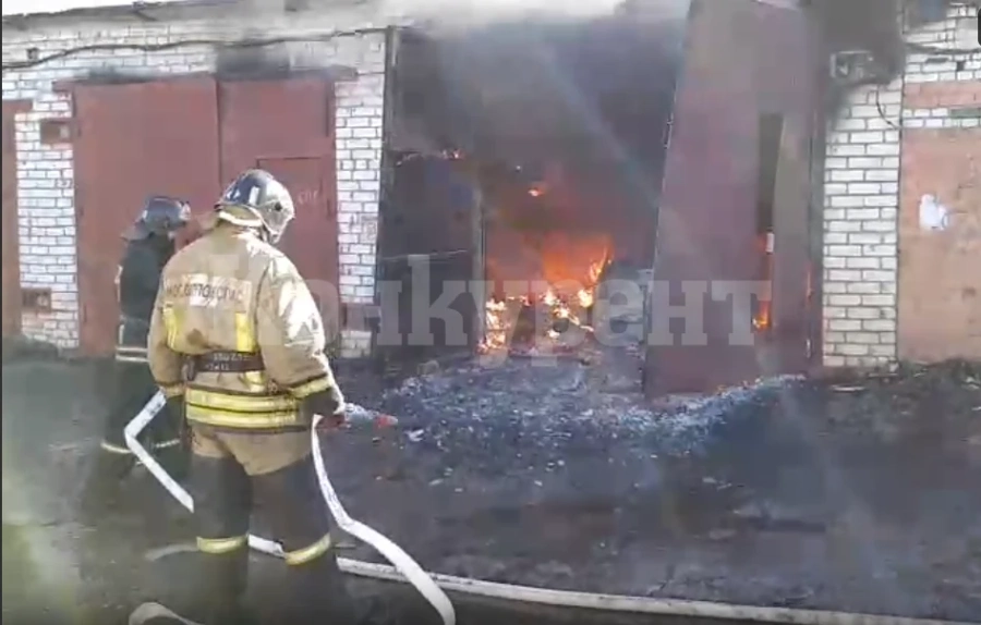 Голям пожар изпепели гараж в Берковица