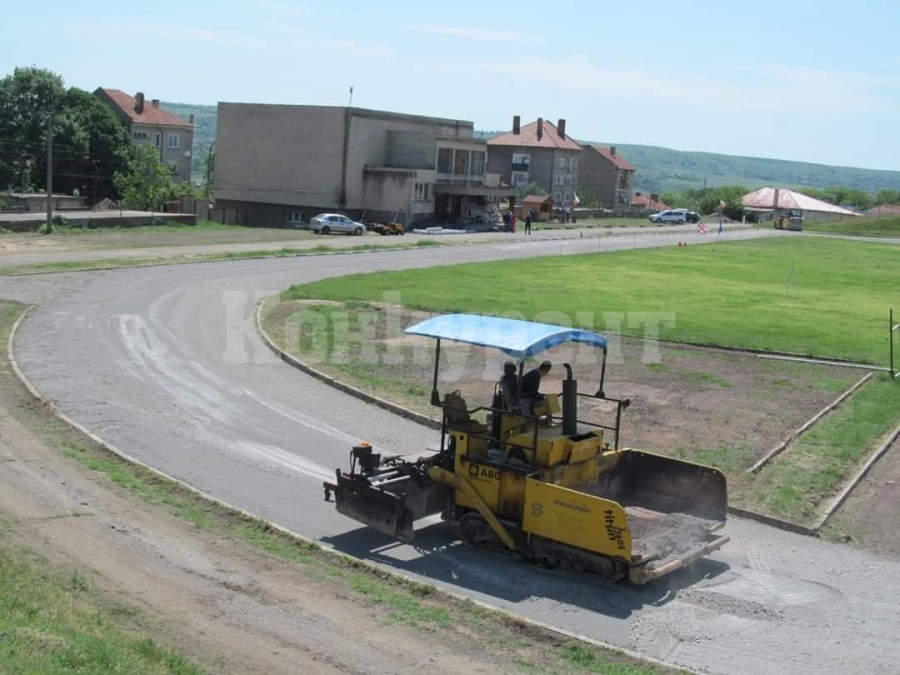 В Лом запретнаха ръкави, ще си стягат стадиона за мачове СНИМКИ