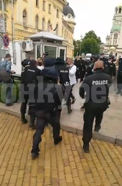 Протестиращи от „Възраждане“ се сблъскаха с полицията пред парламента