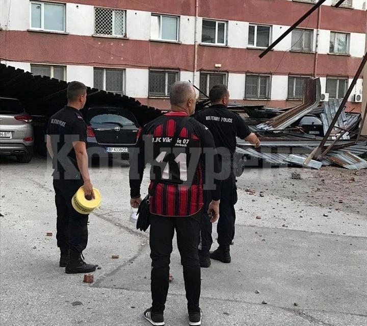 Стихия! Ураганен вятър отнесе покриви, потроши дървета и смаза коли във Враца СНИМКИ