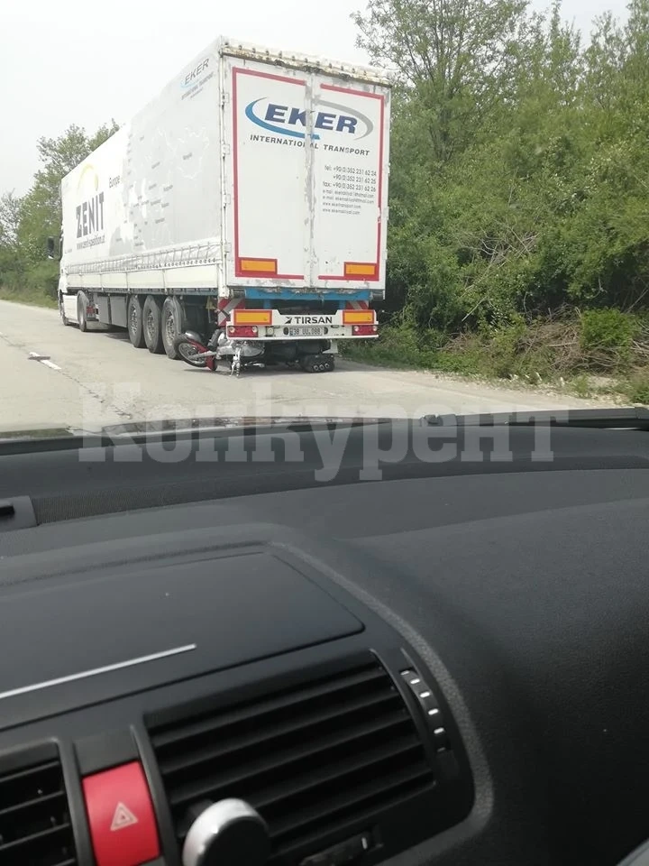 Моторист се заби под ТИР