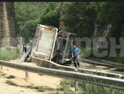 (Обновена) Тир с трици се обърна на пътя Стара Загора - Казанлък, няма жертви