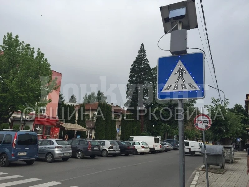 Светещи знаци указват пътя на пешеходците в Берковица