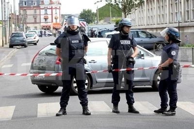 Младежи влязоха в схватки с полицията в парижко предградие