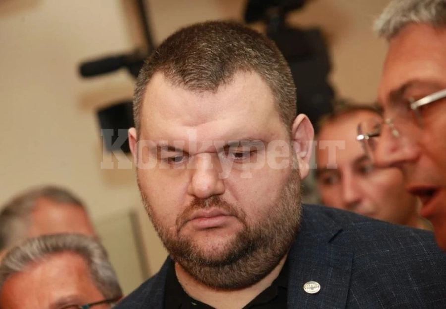 Делян Пеевски дари 500 000 лева на ПФК „Левски“