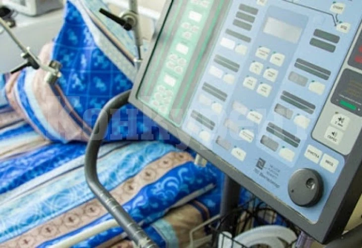 Наказаха медсестра, помагала на пациенти с К-19 по прозрачен костюм и бикини СНИМКА