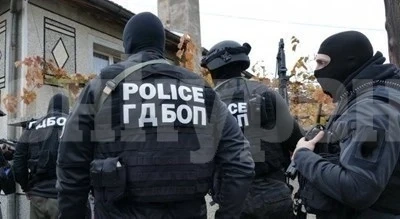 ГДБОП атакува офис във Враца, има арестувани СНИМКИ