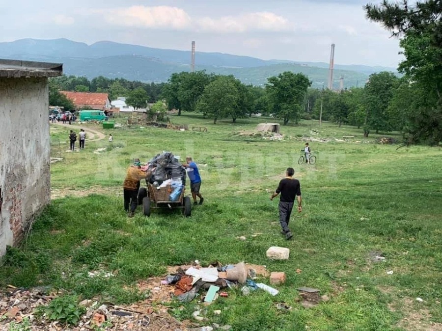 Продължава цялостното почистване на района около ул. „Доспат“ СНИМКИ