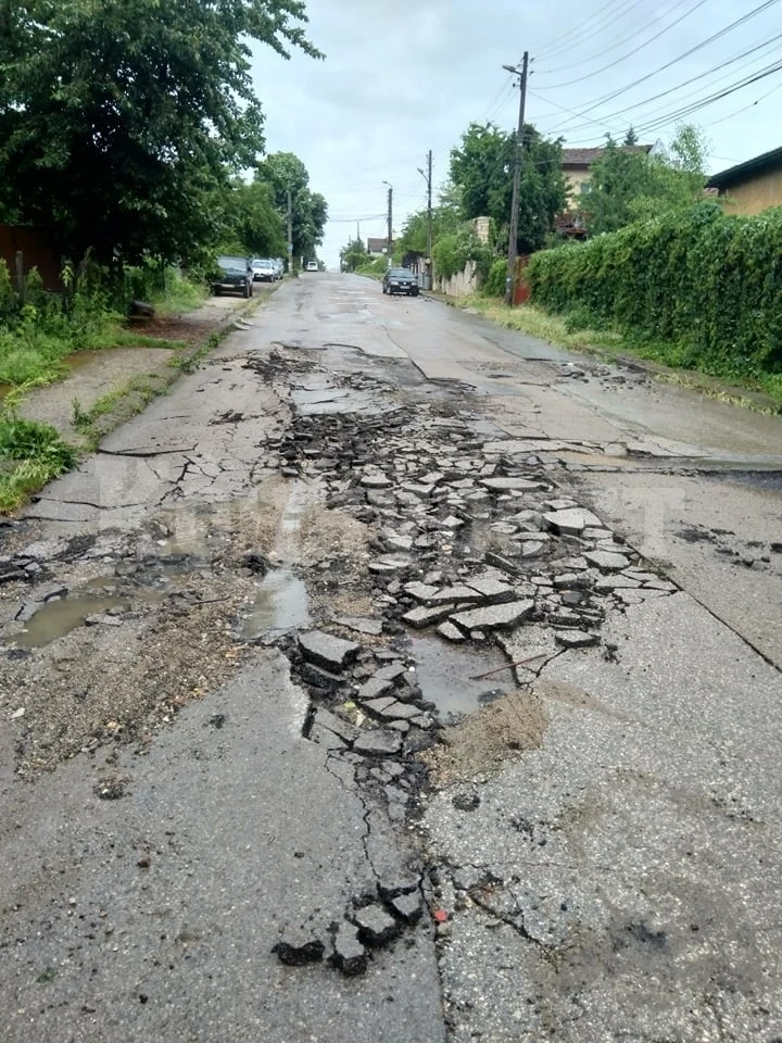 Бурята изрови улици и пътища в Монтанско