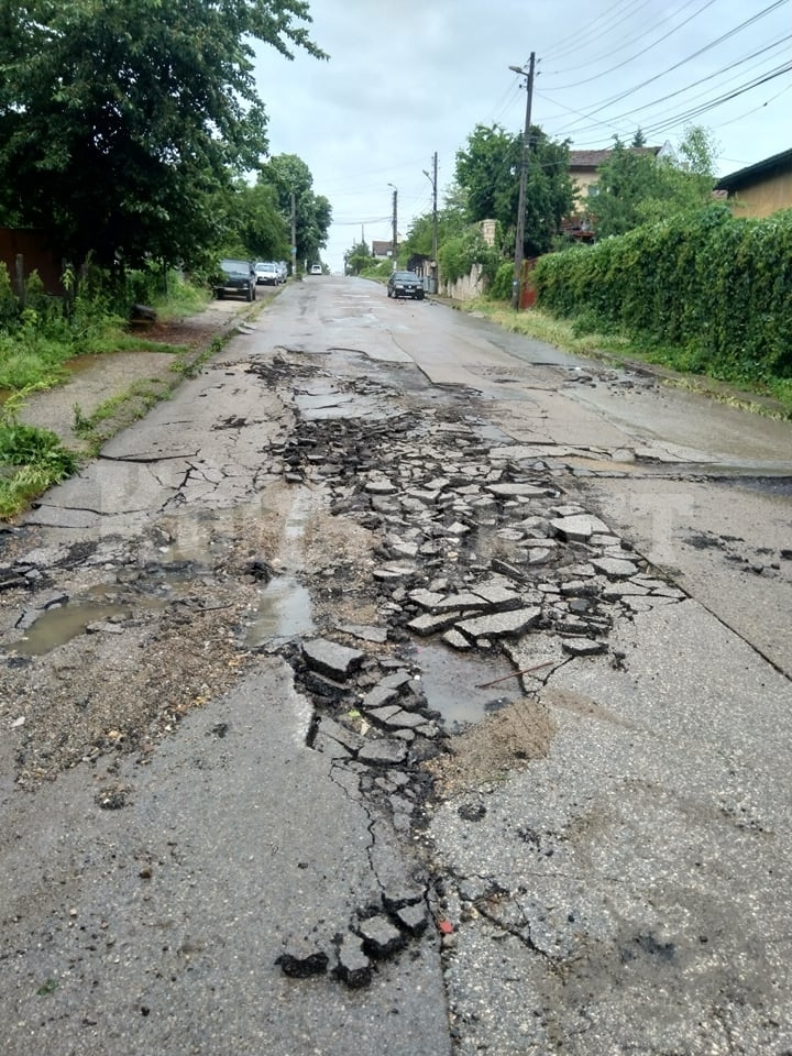 Бурята изрови улици и пътища в Монтанско 