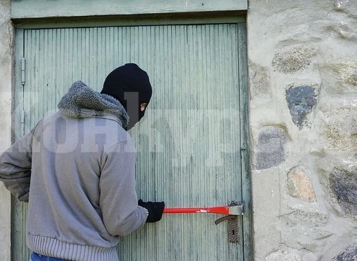 Спипаха апаши, обрали дома на баба в Сливовик