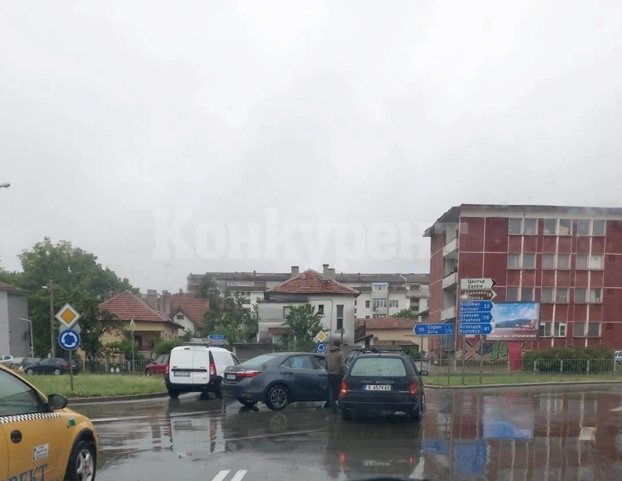 От последните минути! Катастрофа блокира възлово кръстовище във Враца СНИМКА
