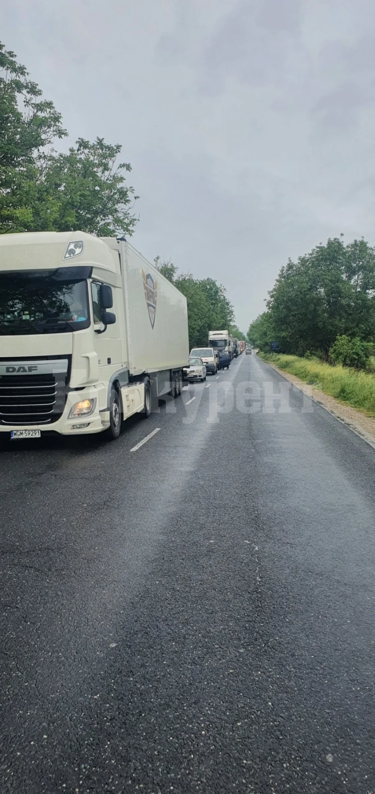 Огромни колони на Е-79 заради катастрофата на ТИР край Новачене СНИМКИ