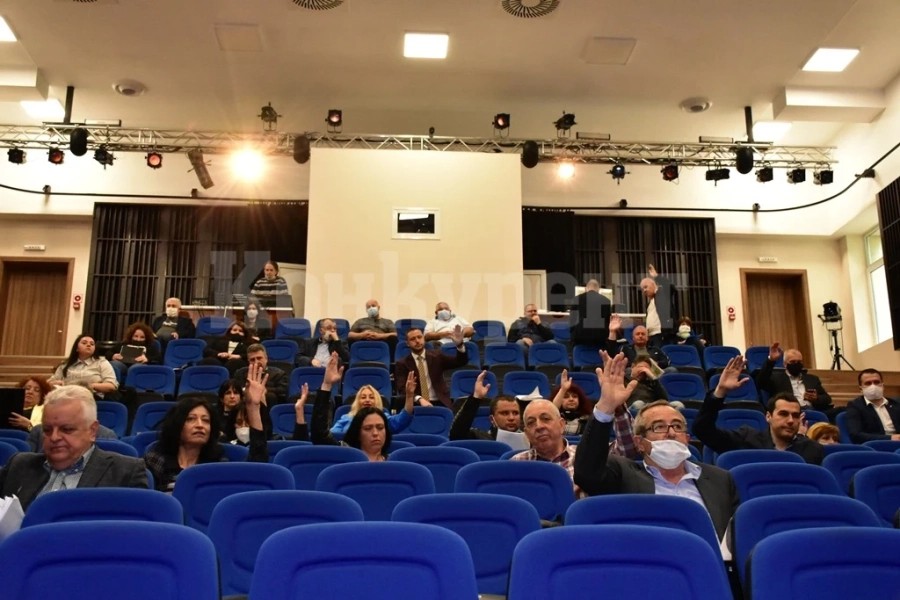 Съветници питат за косенето на тревните площи, запълването на дупките и служебните паркоместа