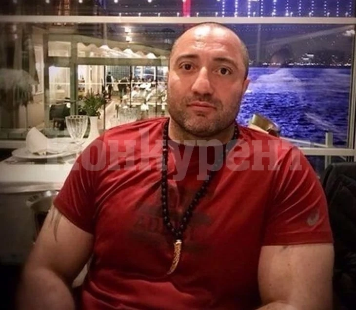 Истинска драма: Митьо Очите помага в съда на припаднал свидетел срещу него СНИМКА