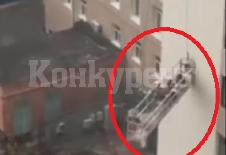 Страшна гледка! Ураган подмята хора, дървета и покриви в Екатеринбург, има жертви ВИДЕО