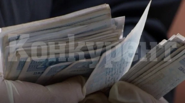 Откриха пари на дъното на щайги до боклук, полицията търси собственика