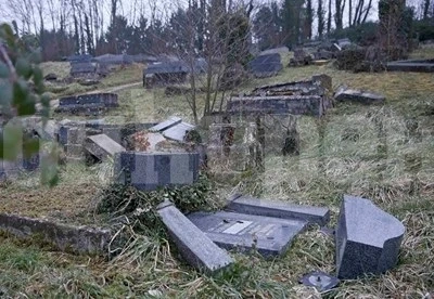 Невръстни изродчета оскверниха селско гробище