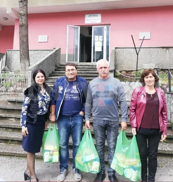 100 крайно нуждаещи се от община Мездра получиха хранителни продукти - дарение от Фондация 