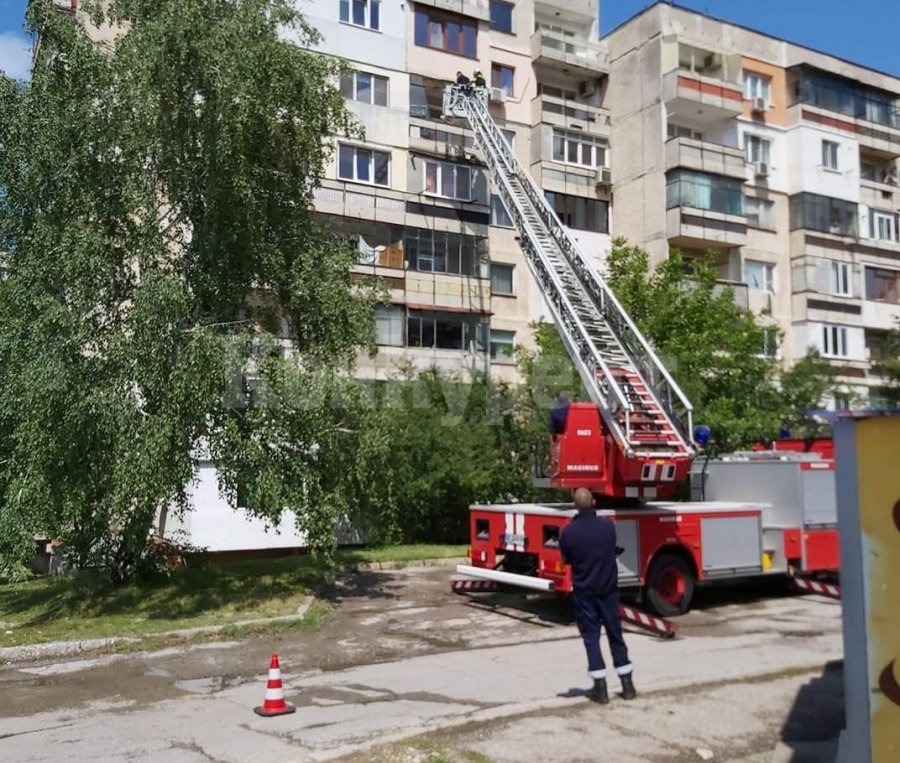 От последните минути! Огнеборци щурмуваха апартамент във Враца и откриха труп на жена СНИМКИ