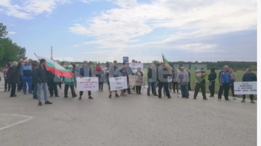 Жители на Дунавци излязоха на международния път Е-79 на протест срещу свинеферма