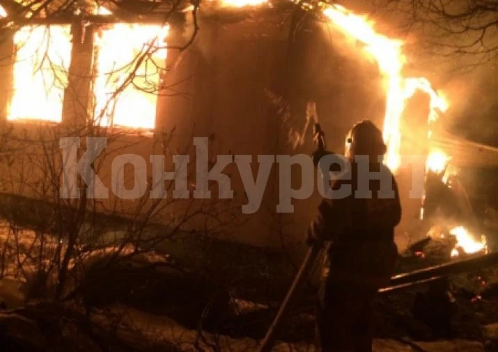 Огнено отмъщение! Млад мъж драсна клечката на постройка във Враца