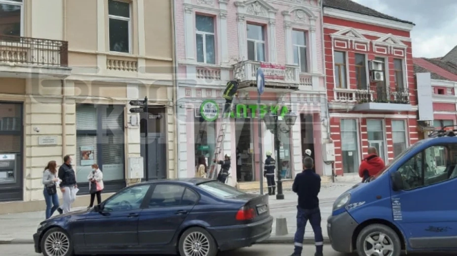Пожарникари обезопасиха опасен балкон в центъра на Видин