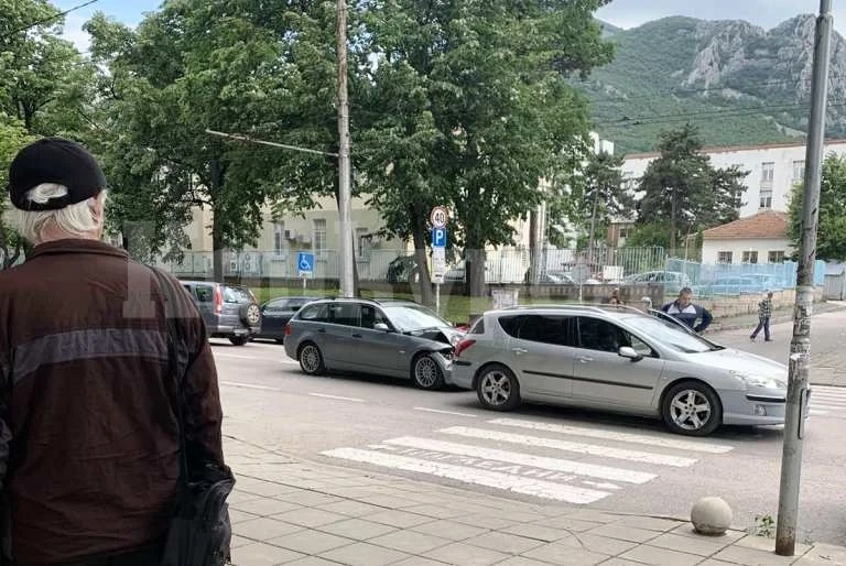 Шофьори изкривиха ламарините край болницата