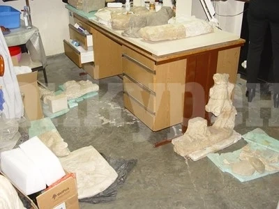 Прокуратура иззе от офисите на Васил Божков нови предмети с културно-исторически ценности СНИМКИ